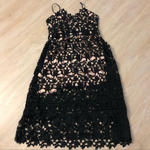BRAND NEW BEAUTIFUL CHUNKY LACE DRESS WITH POCKETS